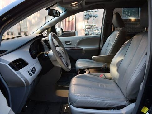 Used 2011 Toyota Sienna XLE w/ Premium Pkg image 18