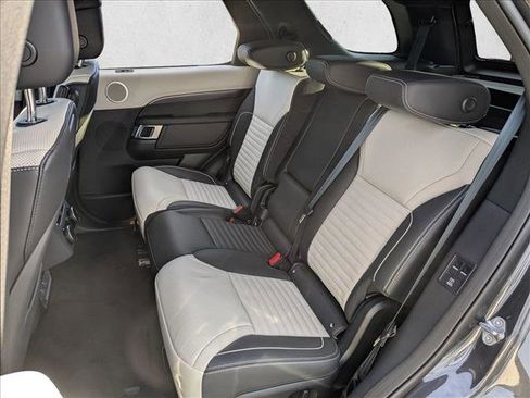 Used 2024 Land Rover Discovery Metropolitan Edition image 20