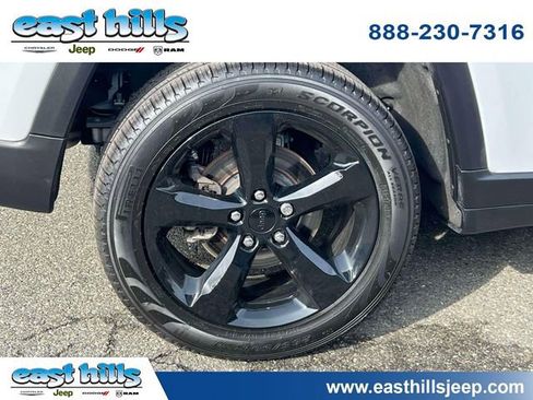 Certified 2024 Jeep Grand Cherokee Limited w/ Black Appearance Package image 9