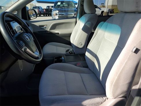 Used 2015 Toyota Sienna LE image 23