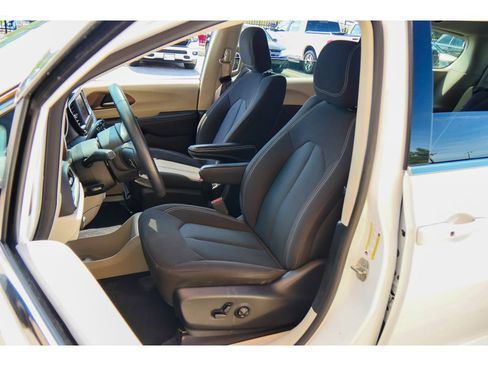 Used 2023 Chrysler Voyager LX FWD image 10