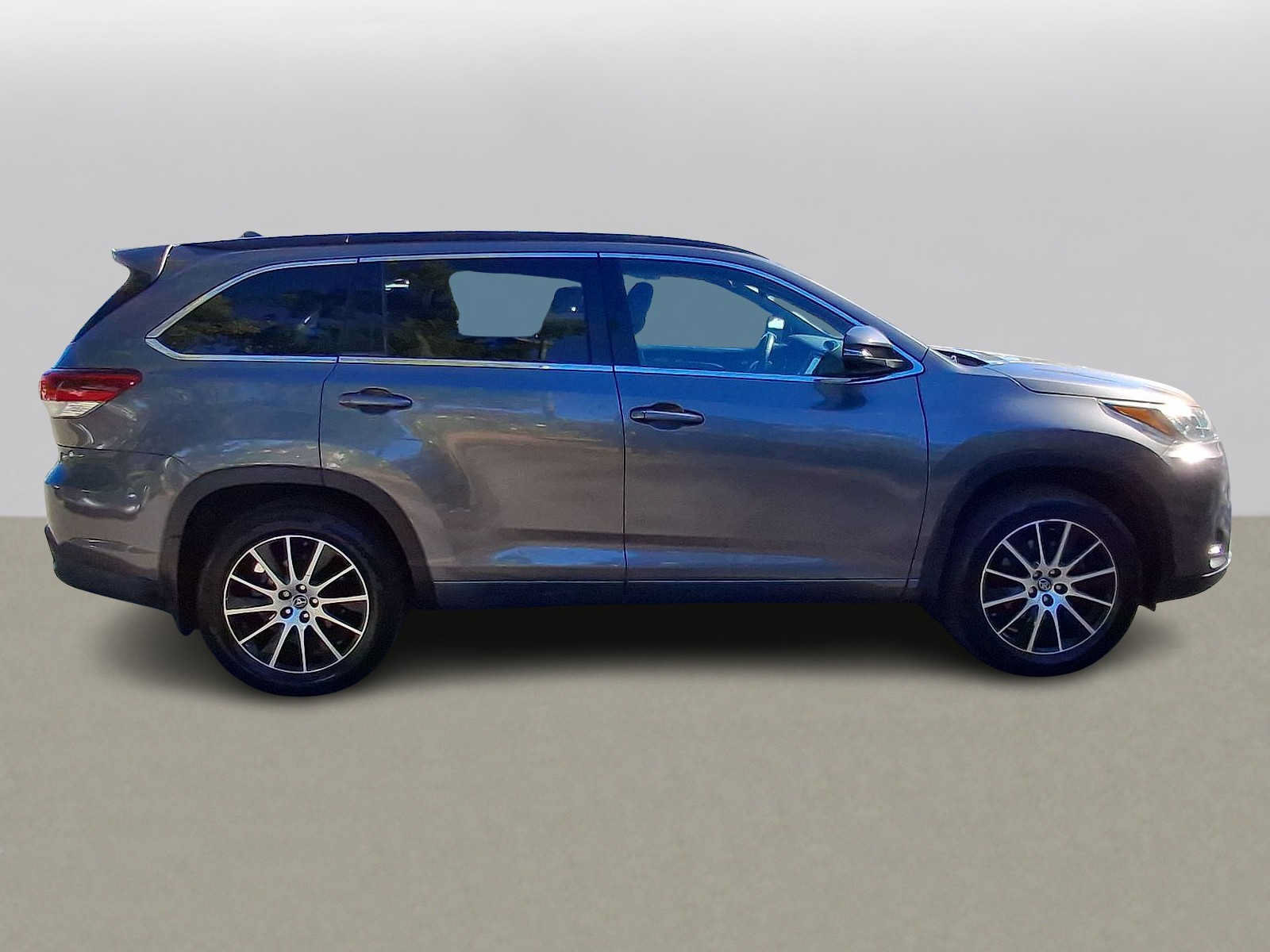 Used 2017 Toyota Highlander SE w/ Carpet Mat Package AWD/4WD image 32