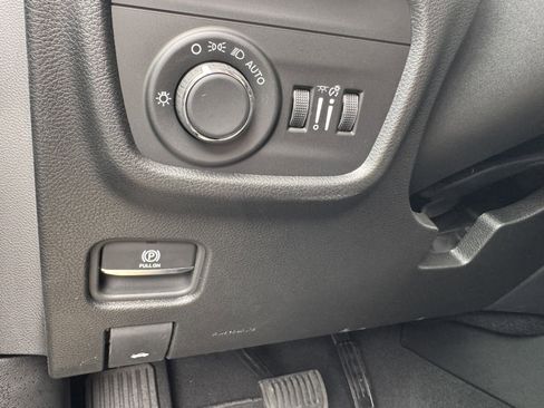 Used 2025 Jeep Grand Cherokee L Laredo RWD image 33