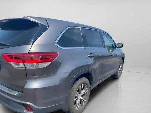 Used 2019 Toyota Highlander LE FWD image 11