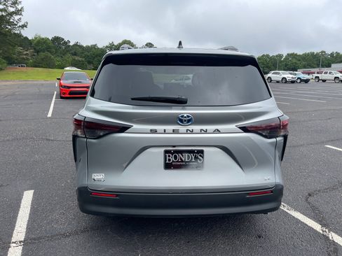 Used 2025 Toyota Sienna LE w/ LE Plus Package FWD image 15