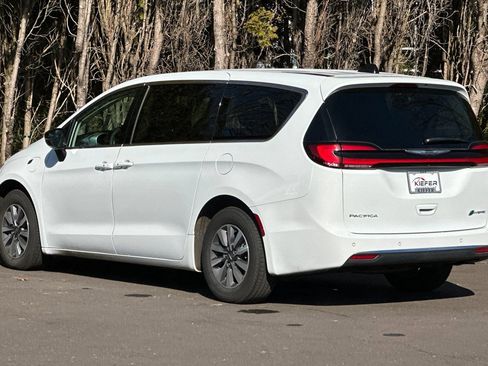 Used 2024 Chrysler Pacifica Select image 6