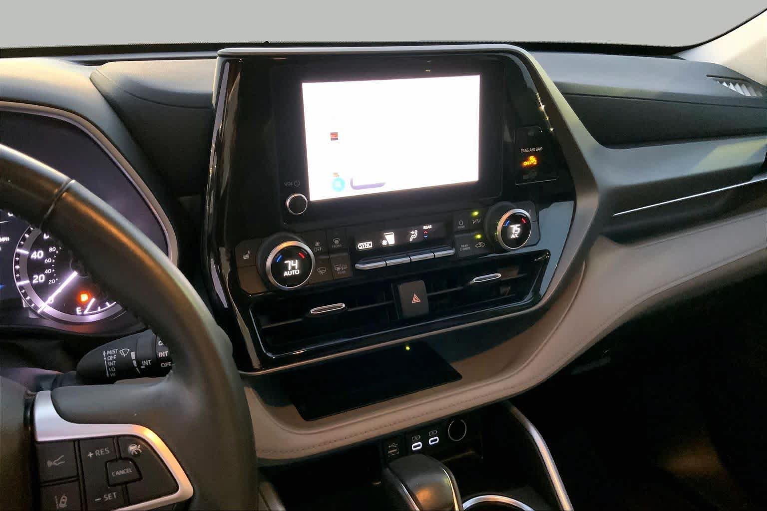 Used 2024 Toyota Highlander XLE FWD image 6