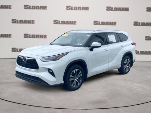 Used 2022 Toyota Highlander XLE AWD/4WD image 1