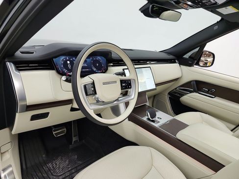 Used 2025 Land Rover Range Rover SE AWD/4WD image 9