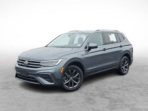 Used 2023 Volkswagen Tiguan SE w/ Panoramic Sunroof Package image 1