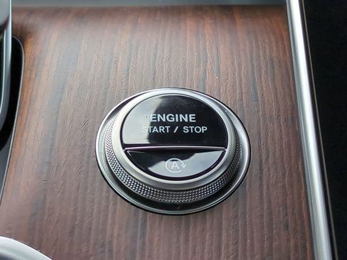 Used 2025 Mercedes-Benz GLC 300 4MATIC image 28