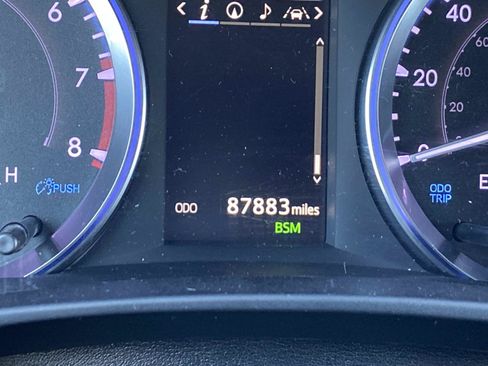 Used 2019 Toyota Highlander XLE AWD/4WD image 29