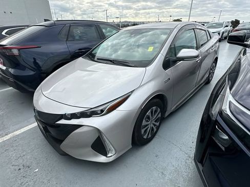 Used 2021 Toyota Prius Prime XLE FWD image 2