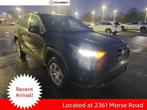 Used 2021 Toyota RAV4 LE image 1