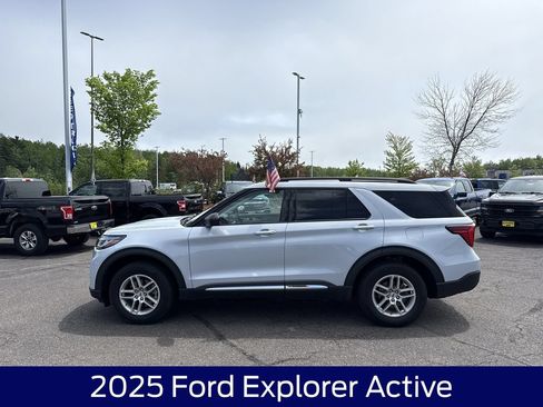 Used 2025 Ford Explorer Active AWD/4WD image 10