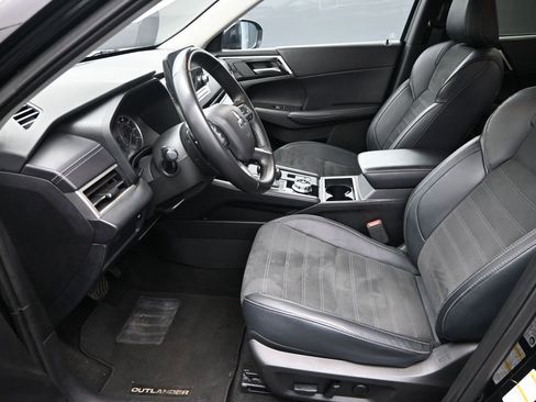 Used 2024 Mitsubishi Outlander SE image 13