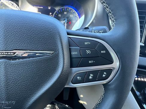 Certified 2024 Chrysler Pacifica Touring-L image 24