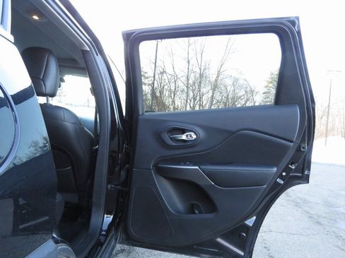 Used 2019 Jeep Cherokee Limited image 15