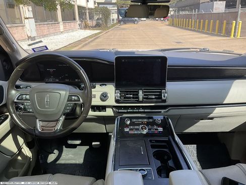 Used 2018 Lincoln Navigator Select w/ Technology Package image 12