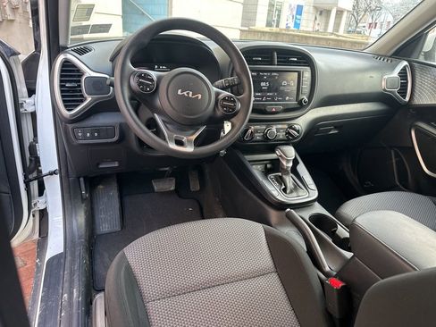 Used 2023 Kia Soul LX w/ LX Technology Package image 9