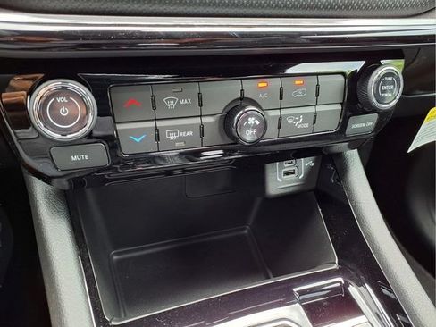New 2026 Jeep Compass Latitude AWD/4WD image 22