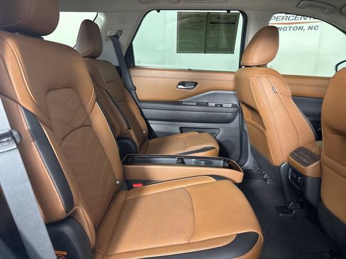 Used 2025 Nissan Pathfinder Platinum AWD/4WD image 33