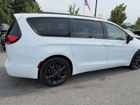 Used 2025 Chrysler Pacifica Limited FWD image 8