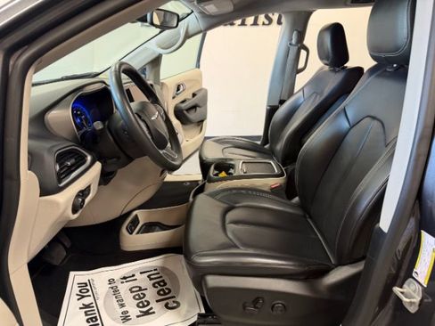 Used 2023 Chrysler Pacifica Touring-L FWD image 9