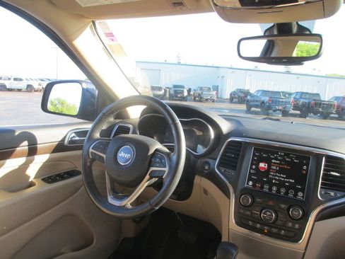 Used 2018 Jeep Grand Cherokee Laredo image 21