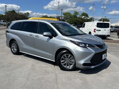 Used 2024 Toyota Sienna LE FWD image 1