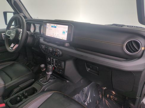 Used 2024 Jeep Wrangler Unlimited Sahara w/ Technology Group AWD/4WD image 25