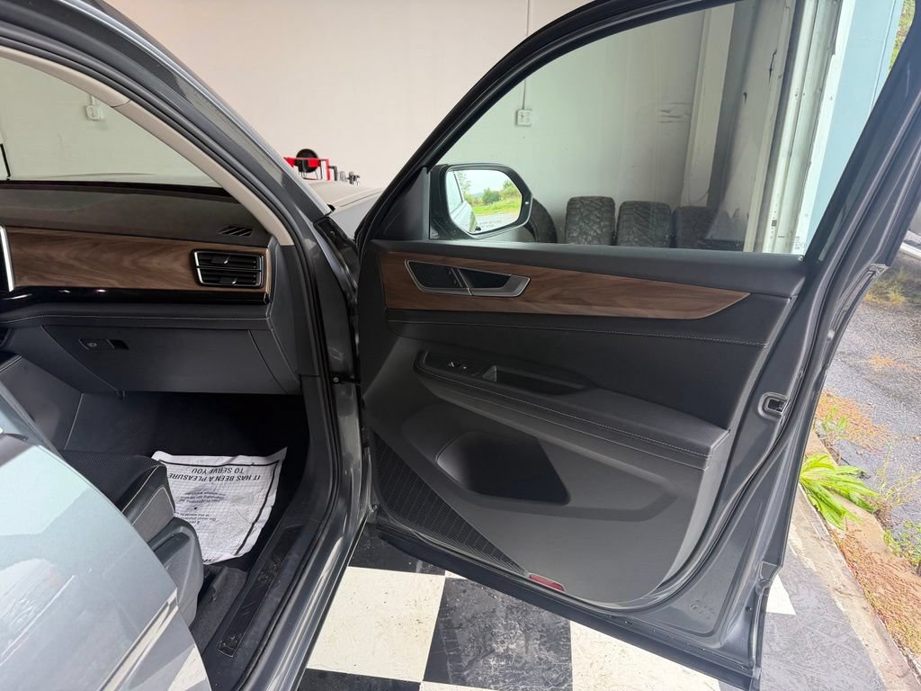 Used 2025 Volkswagen Atlas SE FWD image 9