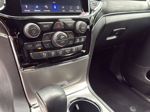 Used 2020 Jeep Grand Cherokee Limited w/ Premium Lighting Group AWD/4WD image 29
