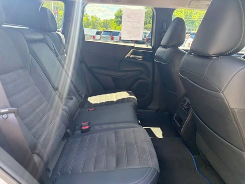 Used 2024 Mitsubishi Outlander 4WD Plug-In Hybrid image 21