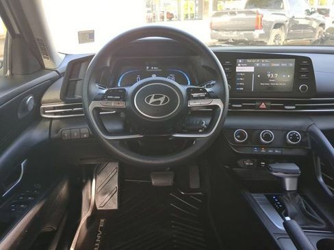 Used 2025 Hyundai Elantra SE FWD image 14