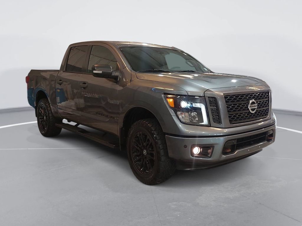 Used 2018 Nissan Titan SV w/ SV Convenience Package AWD/4WD image 3