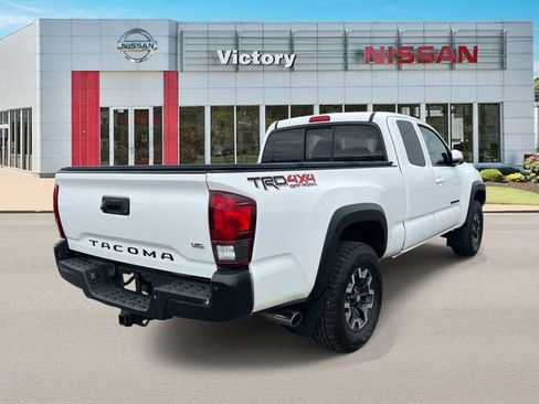 Used 2018 Toyota Tacoma TRD Off-Road w/ Technology Package AWD/4WD image 3
