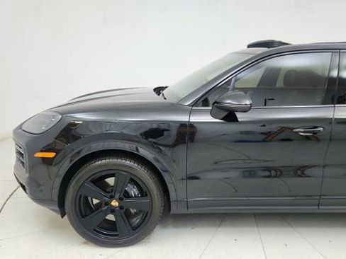 Used 2025 Porsche Cayenne w/ Premium Package image 4