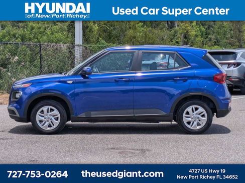 Certified 2025 Hyundai Venue SE FWD image 2