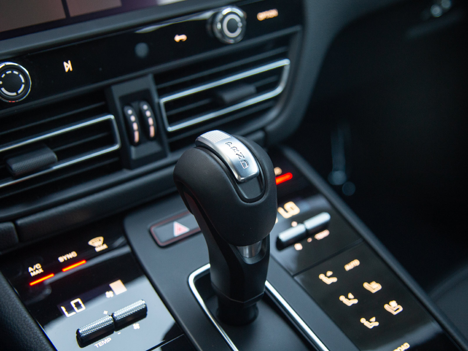 Certified 2023 Porsche Macan AWD/4WD image 11
