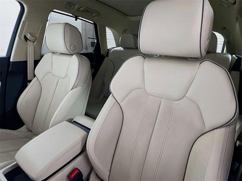 Used 2023 Audi Q5 2.0T Prestige w/ Prestige Package image 11