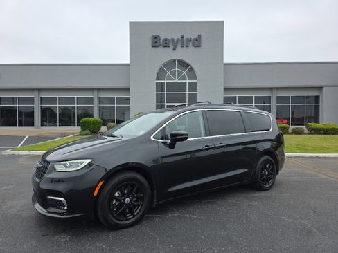 Used 2022 Chrysler Pacifica Touring-L FWD image 1