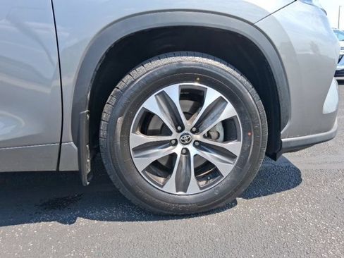 Used 2025 Toyota Highlander XLE AWD/4WD image 13