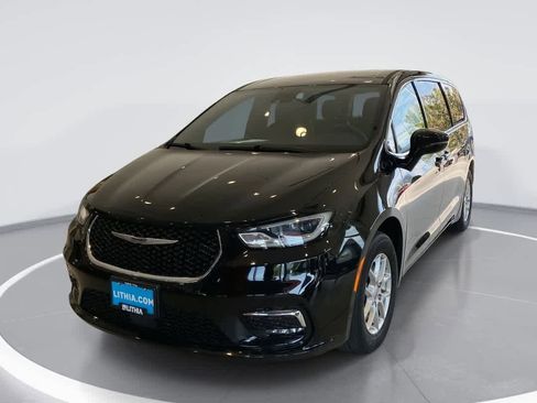 Used 2025 Chrysler Pacifica Select FWD image 1