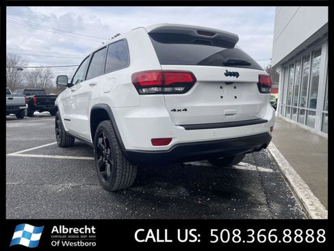 Used 2020 Jeep Grand Cherokee Laredo image 3