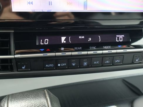 Used 2024 Toyota Sienna XSE FWD image 13
