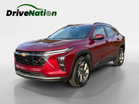 Used 2025 Chevrolet Trax LT FWD image 1