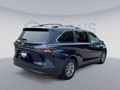 Used 2023 Toyota Sienna LE AWD/4WD image 7