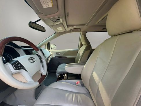 Used 2011 Toyota Sienna Limited w/ Premium Pkg FWD image 16