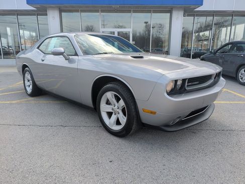 Used 2014 Dodge Challenger SXT RWD image 1